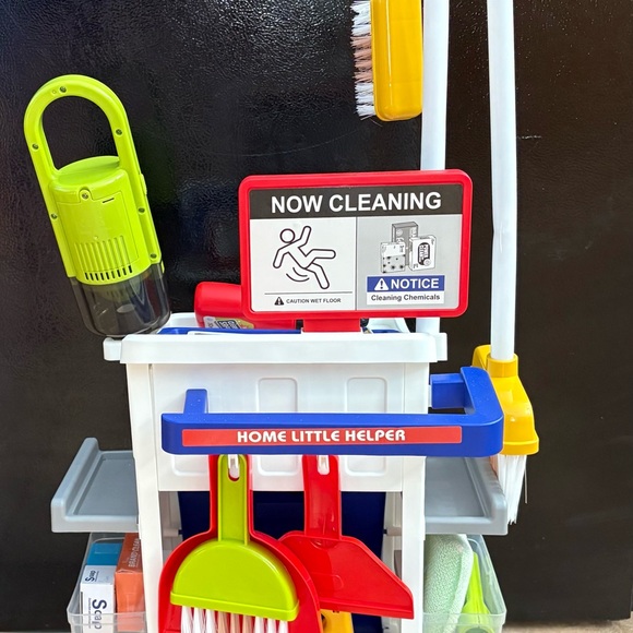 Little Helper Cleaning Cart with Working Vacuum, Broom, Scraper, Spray Cleaner - Picture 8 of 16